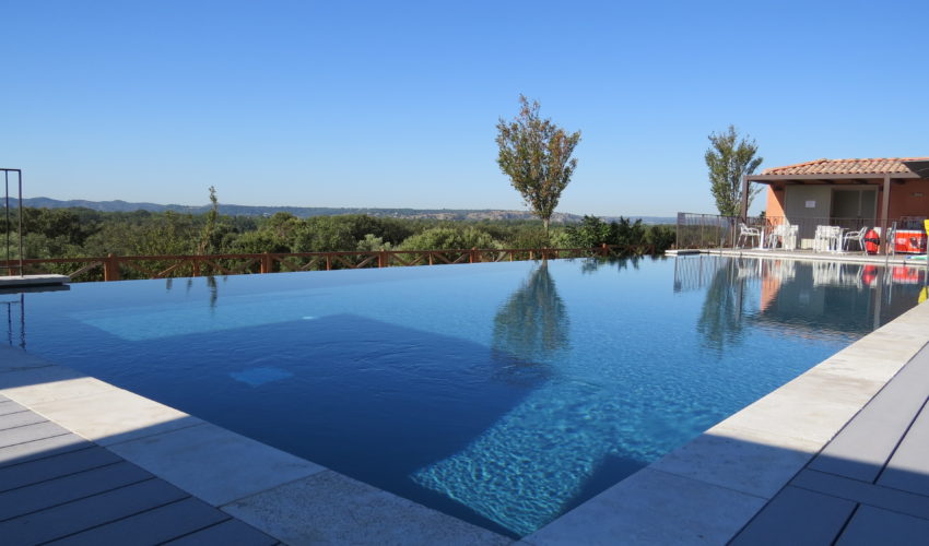 Piscine à débordement