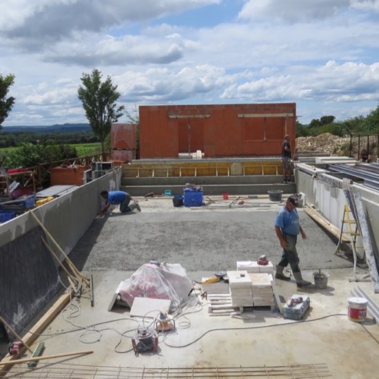 Piscine à débordement